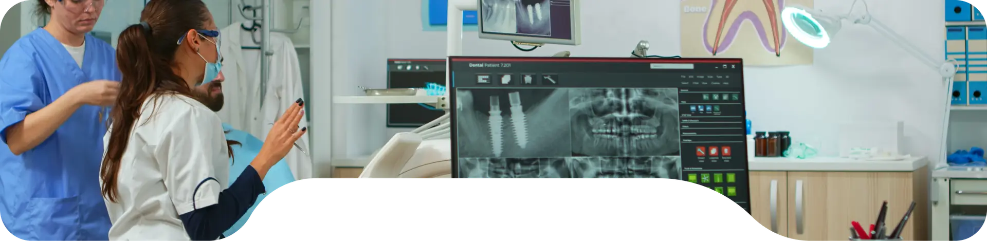 Equipe da CROMA analisando exames de imagem odontológica na clínica